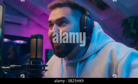 Fröhlicher kaukasischer männlicher Gamer-Streamer spielt Computer-Tech E-Sport zu Hause Mann Sieger Shout Sieger Rejuoice Addict Influencer feiern Spiel Stockfoto