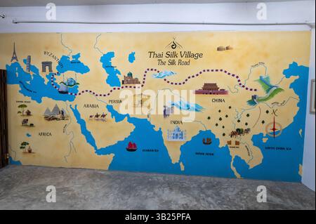 Eine illustrierte Wandkarte der thailändischen Seidenstraße von China in die Türkei im „Thai Silk Village“ in Ban Sanuan NOK, einem Dorf in einer Nachbarschaft Stockfoto