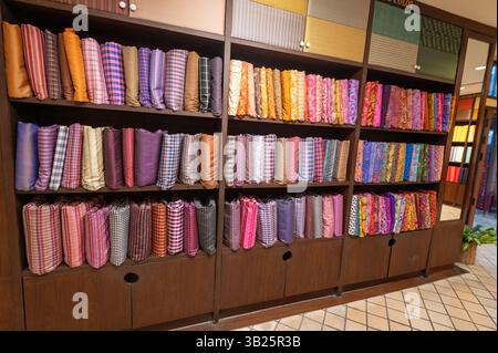 Regale mit vielen farbigen Seidenkissen im „Thai Silk Village“ in Ban Sanuan NOK, einem Dorf in Chiang Mai, Thailan Stockfoto