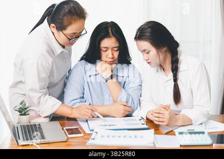Teamarbeit mit Geschäftsleuten Kostendiagramm am Schreibtisch im Besprechungsraum. Partnerschaftsanalyse Diagramm Finanzbudgetbericht des Unternehmens, Kostenarbeitsprogr Stockfoto