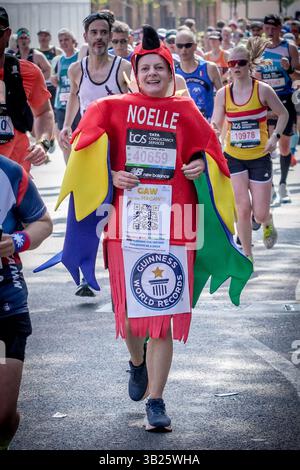 London, Großbritannien. April 2025. Der London Marathon führt die Evelyn Street in Deptford in South East London hinunter, die 13 km lange Strecke der 26,2 km langen Strecke, auf der Läufer von Einheimischen begrüßt und angefeuert werden. Guy Corbishley/Alamy Live News Stockfoto