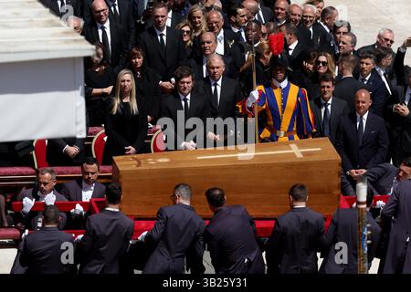 Vatikanstadt, 26.04.2025: Der argentinische Präsident Javier Milei und seine Frau Fatima Florez beobachten, wie der Sarg von Papst Franziskus den Platz verlässt. Welt Stockfoto