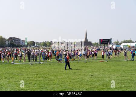 London Greenwich, Großbritannien. April 2025. Heißluftballons fuhren über Greenwich Park, den Startpunkten, wo 2025 TCS Marathonläufer ihr Rennen über die Londoner Straßen starten werden. Xiu Bao/Alamy Live News. Stockfoto