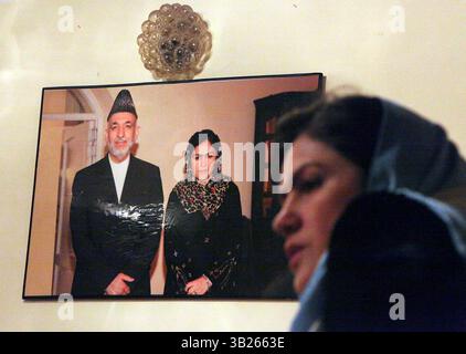 2. Dezember 2009 - KABUL, Texas, AFGHANISTAN - FÜR METRO - Ein Foto des afghanischen Präsidenten Hamid Karzai mit Fawzia Koofi, der parlamentsministerin in Afghanistan, hängt am Sonntag, 6. Dezember 2009 in Kabul, Afghanistan, in ihrem Haus, als sie Fragen beantwortet. Fawzia ist eine von 91 Frauen im afghanischen parlament. FÜR SIG BLOG. (Kreditbild: © San Antonio Express-News/ZUMApress.com) Stockfoto