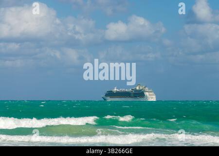Kreuzfahrtschiff auf dem Atlantik, Blick vom Miami South Beach, Florida Stockfoto
