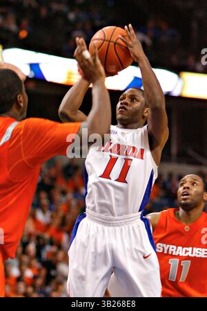 Dezember 2009 - St. Petersburg, Florida, USA - DANIEL WALLACE | Times. TP 315600 WALL bball 16 (12/10/2009 Tampa) Florida Guard Erving Walker (11) versucht einen Schuss während der zweiten Periode. Er hatte 14 Punkte gegen Syrakus. AKTION DER ZWEITEN PERIODE: Florida nimmt sich Syracuse während der SEK/BIG EAST Invitational 2009 beim St. Pete Times Forum an. [DANIEL WALLACE, Times] (Bild: © St. Petersburg Times/ZUMApress.com) Stockfoto
