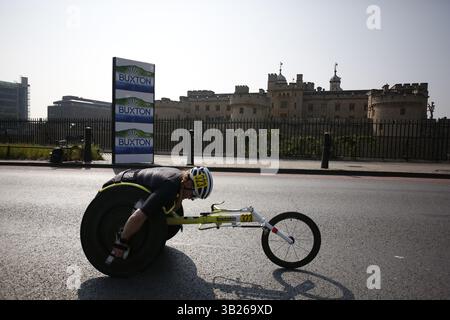 27. April 2025, Tausende von London nehmen am London Marathon Teil 2025 die 56.000 Teilnehmer des London Marathons fahren auf einer 26,2 km langen Strecke durch die Stadt. Es ist das 45. Mal, dass die Veranstaltung stattgefunden hat. Foto: Roland Ravenhill/Alamy Stockfoto