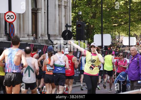 27. April 2025, Tausende von London nehmen am London Marathon Teil 2025 die 56.000 Teilnehmer des London Marathons fahren auf einer 26,2 km langen Strecke durch die Stadt. Es ist das 45. Mal, dass die Veranstaltung stattgefunden hat. Foto: Roland Ravenhill/Alamy Stockfoto