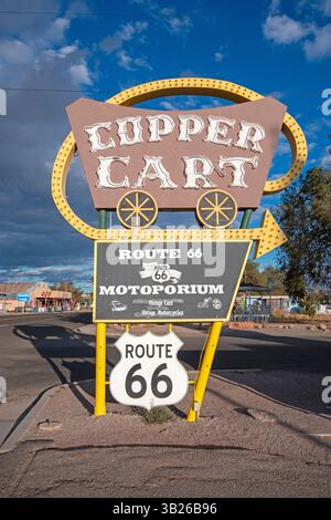 Schild des ehemaligen Copper Cart-Restaurants (jetzt Route 66 Motoporium Souvenir Store) an der Route 66 in Seligman, Yavapai County, Arizona, USA Stockfoto