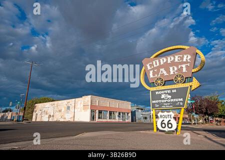 Schild des ehemaligen Copper Cart-Restaurants (jetzt Route 66 Motoporium Souvenir Store) an der Route 66 in Seligman, Yavapai County, Arizona, USA Stockfoto