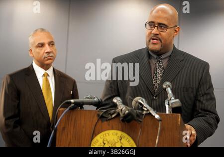 Der Bürgermeister von Detroit, Ken Cockrel Jr., spricht am Donnerstag, den 09,2009. April in Detroit an die Medien über die Entscheidung des Richters, eine regionale Behörde für das Cobo Center zu blockieren, und über die Entscheidung, dass Bürgermeister Cockrel kein Veto gegen die Aufhebung eines staatlichen Gesetzes zur Schaffung der Behörde durch die Stadt CouncilÃ habe. Der stellvertretende Bürgermeister von Detroit Saul Green ist im Hintergrund. RASHAUN RUCKER/Detroit Free Press (Foto: © Detroit Free Press/ZUMA Press) Stockfoto