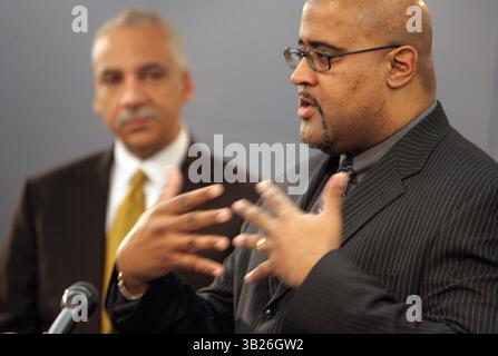 Der Bürgermeister von Detroit, Ken Cockrel Jr., spricht am Donnerstag, den 09,2009. April in Detroit an die Medien über die Entscheidung des Richters, eine regionale Behörde für das Cobo Center zu blockieren, und über die Entscheidung, dass Bürgermeister Cockrel kein Veto gegen die Aufhebung eines staatlichen Gesetzes zur Schaffung der Behörde durch die Stadt CouncilÃ habe. Der stellvertretende Bürgermeister von Detroit Saul Green ist im Hintergrund. RASHAUN RUCKER/Detroit Free Press (Foto: © Detroit Free Press/ZUMA Press) Stockfoto