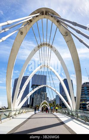 Melbourne, Australien - 21. Januar 2023: Blick über die Fußgängerbrücke Seefarers Bridge, eine Fußgängerbrücke über den Yarra River, zwischen Docklands und South Stockfoto
