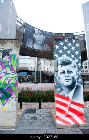 Teile der ursprünglichen Berliner Mauer werden am 10. November 2009 vor dem Europäischen Parlament in Brüssel, Belgien, anlässlich der Feierlichkeiten zum 20. Jahrestag des Mauerfalls ausgestellt. â von Wiktor Dabkowski (Bild: © Wiktor Dabkowski/ZUMApress.com) Stockfoto
