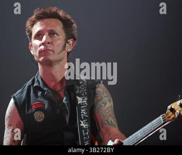 20. August 2009: San Diego, Kalifornien, USA – Gitarrist MIKE DIRNT von „Green Day“ tritt in der Viejas Arena der San Diego State University auf. (Bild: © Roger Williams/ZUMA Press) Stockfoto