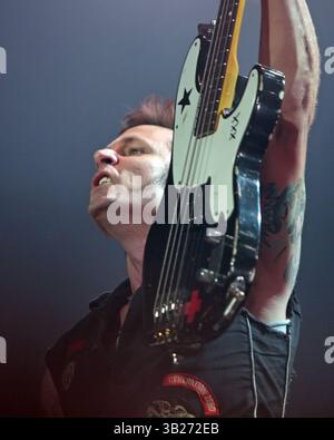 20. August 2009: San Diego, Kalifornien, USA – Gitarrist MIKE DIRNT von „Green Day“ tritt in der Viejas Arena der San Diego State University auf. (Bild: © Roger Williams/ZUMA Press) Stockfoto
