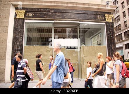 22. August 2009 - New York, New York, USA - Käufer gehen an einem freigewordenen Geschäft auf der Fifth Avenue vorbei. Viele Geschäfte haben aufgrund der schwierigen Wirtschaftslage in New York geschlossen. (Bild: © Nancy Kaszerman/ZUMA Press) Stockfoto