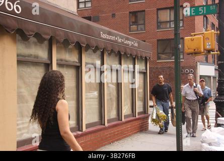 22. August 2009 - New York, New York, USA - Shopper laufen an einem Restaurant in Midtown vorbei. Viele Geschäfte und Restaurants haben aufgrund der schwierigen Wirtschaftslage in New York geschlossen. (Bild: © Nancy Kaszerman/ZUMA Press) Stockfoto