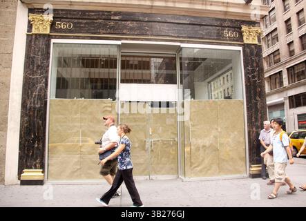 22. August 2009 - New York, New York, USA - Käufer gehen an einem freigewordenen Geschäft auf der Fifth Avenue vorbei. Viele Geschäfte haben aufgrund der schwierigen Wirtschaftslage in New York geschlossen. (Bild: © Nancy Kaszerman/ZUMA Press) Stockfoto