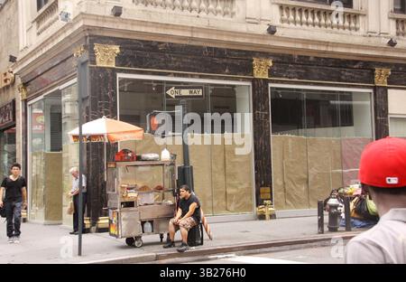 22. August 2009 - New York, New York, USA - Käufer gehen an einem freigewordenen Geschäft auf der Fifth Avenue vorbei. Viele Geschäfte haben aufgrund der schwierigen Wirtschaftslage in New York geschlossen. (Bild: © Nancy Kaszerman/ZUMA Press) Stockfoto