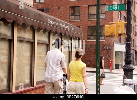 22. August 2009 - New York, New York, USA - Shopper laufen an einem Restaurant in Midtown vorbei. Viele Geschäfte und Restaurants haben aufgrund der schwierigen Wirtschaftslage in New York geschlossen. (Bild: © Nancy Kaszerman/ZUMA Press) Stockfoto