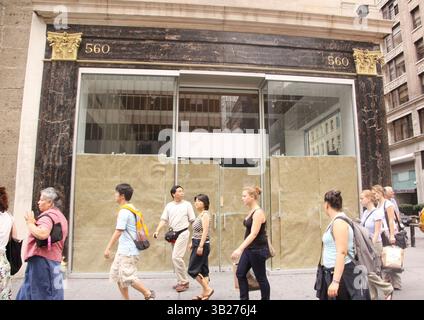 22. August 2009 - New York, New York, USA - Käufer gehen an einem freigewordenen Geschäft auf der Fifth Avenue vorbei. Viele Geschäfte haben aufgrund der schwierigen Wirtschaftslage in New York geschlossen. (Bild: © Nancy Kaszerman/ZUMA Press) Stockfoto