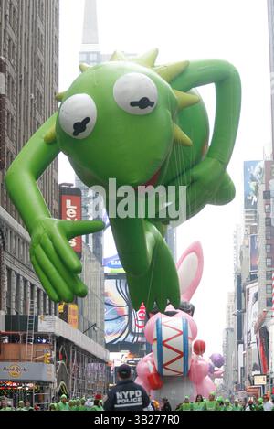 26. November 2009 – New York, New York, USA – der Ballon Kermit the Frog fährt während der 83. Jährlichen Macy's Thanksgiving Day Parade 2009 die 7th Ave hinunter, die erstmals seit 1945 eine neue Route bietet. Beginnend an der 77th Street und dem Central Park West führt die Parade Route nach Süden entlang des Central Park West zum Columbus Circle und dann nach Osten entlang des Central Park South. An der 7th Ave. Biegen Sie rechts ab und fahren Sie entlang der 7th Ave. Nach Süden bis zum Times Square. An der 42nd Street biegt die Paraderoute links ab und fährt einen Block in Richtung Osten bis zur 6th Ave., biegt rechts ab und führt so weiter Stockfoto