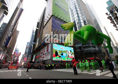 26. November 2009 - New York, New York, USA - der Ballon Kermit the Frog wird während der 83. Jährlichen Macy's Thanksgiving Day Parade 2009, die erstmals seit 1945 eine neue Route bietet, von der 7th Ave auf die 42nd Street geführt. Beginnend an der 77th Street und dem Central Park West führt die Parade Route nach Süden entlang des Central Park West zum Columbus Circle und dann nach Osten entlang des Central Park South. An der 7th Ave. Biegen Sie rechts ab und fahren Sie entlang der 7th Ave. Nach Süden bis zum Times Square. An der 42nd Street biegt die Parade Route links ab und fährt einen Block weiter in Richtung Osten bis zur 6th Stockfoto