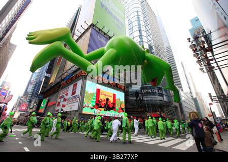 26. November 2009 - New York, New York, USA - der Ballon Kermit the Frog wird während der 83. Jährlichen Macy's Thanksgiving Day Parade 2009, die erstmals seit 1945 eine neue Route bietet, von der 7th Ave auf die 42nd Street geführt. Beginnend an der 77th Street und dem Central Park West führt die Parade Route nach Süden entlang des Central Park West zum Columbus Circle und dann nach Osten entlang des Central Park South. An der 7th Ave. Biegen Sie rechts ab und fahren Sie entlang der 7th Ave. Nach Süden bis zum Times Square. An der 42nd Street biegt die Parade Route links ab und fährt einen Block weiter in Richtung Osten bis zur 6th Stockfoto