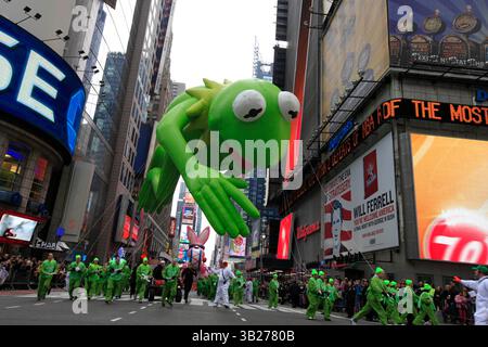 26. November 2009 - New York, New York, USA - der Ballon Kermit the Frog wird während der 83. Jährlichen Macy's Thanksgiving Day Parade 2009, die erstmals seit 1945 eine neue Route bietet, von der 7th Ave auf die 42nd Street geführt. Beginnend an der 77th Street und dem Central Park West führt die Parade Route nach Süden entlang des Central Park West zum Columbus Circle und dann nach Osten entlang des Central Park South. An der 7th Ave. Biegen Sie rechts ab und fahren Sie entlang der 7th Ave. Nach Süden bis zum Times Square. An der 42nd Street biegt die Parade Route links ab und fährt einen Block weiter in Richtung Osten bis zur 6th Stockfoto