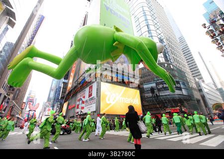 26. November 2009 - New York, New York, USA - der Ballon Kermit the Frog wird während der 83. Jährlichen Macy's Thanksgiving Day Parade 2009, die erstmals seit 1945 eine neue Route bietet, von der 7th Ave auf die 42nd Street geführt. Beginnend an der 77th Street und dem Central Park West führt die Parade Route nach Süden entlang des Central Park West zum Columbus Circle und dann nach Osten entlang des Central Park South. An der 7th Ave. Biegen Sie rechts ab und fahren Sie entlang der 7th Ave. Nach Süden bis zum Times Square. An der 42nd Street biegt die Parade Route links ab und fährt einen Block weiter in Richtung Osten bis zur 6th Stockfoto