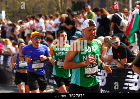 LONDON, Großbritannien, 27. April 2025, Läufer und Zuschauer als Teil des TCS London Marathon 2025 27. April 2025 in London, Vereinigtes Königreich. Der Lond Stockfoto