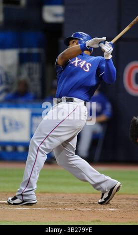 30. August 2009: Der Texas Rangers-Mittelfeldspieler Marlon Byrd (22) schlägt während eines Major League Baseball-Spiels gegen die Minnesota Twins im Metrodome in Minneapolis, Minnesota. Minnesota besiegte Texas mit 5:3. (Bild: © Hannah Foslien/Cal Sport Media/ZUMA Press) Stockfoto
