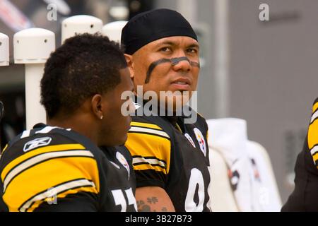 15. November 2009: Pittsburgh Steelers Wide Receiver Hines Ward (86) blickt von der Bank mit Pittsburgh Steelers Wide Receiver Mike Wallace (17) neben ihm während des NFL-Spiels zwischen den Cincinnati Bengals und den Pittsburgh Steelers im Heinz Field in Pittsburgh, Pennsylvania. Die Bengals schlugen die Steelers zum zweiten Mal in dieser Saison, 18.-12. (Bild: © Chris Szagola/Cal Sport Media/ZUMApress.com) Stockfoto