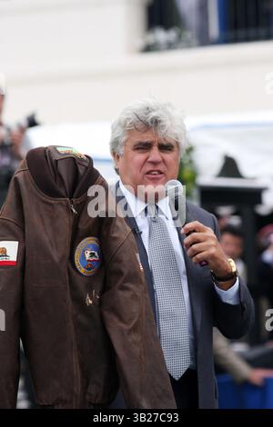 16. August 2009 - Pebble Beach, Kalifornien, USA - JAY LENO versteigerte die Bomberjacke von Gouverneur Arnold Schwarzenegger für wohltätige Zwecke für ein Gebot von 30.000 US-Dollar während des 59. Pebble Beach Concours d'Elegance, bekannt als die renommierteste Automobilausstellung der Welt. Die Veranstaltung fand auf dem 18. Fairway der Pebble Beach Golf Link statt, wobei der Rand des Pazifischen Ozeans als Hintergrund diente. (Bild: © Dane Andrew/ZUMA Press) Stockfoto