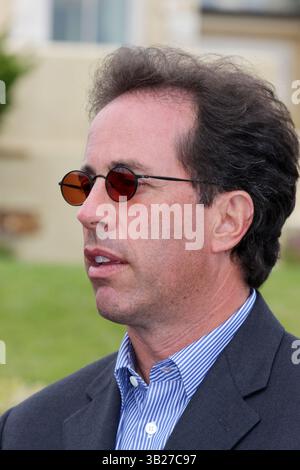 16. August 2009 - Pebble Beach, Kalifornien, USA - der Comedian JERRY SEINFELD belegte mit seinem 1970er Porsche 908/03 Spyder Rennwagen auf dem 59. Pebble Beach Concours d’Elegance, der als renommierteste Automobilausstellung der Welt bekannt ist, einen zweiten Platz in der Porsche-Klasse. Die Veranstaltung fand auf dem 18. Fairway der Pebble Beach Golf Link statt, wobei der Rand des Pazifischen Ozeans als Hintergrund diente. (Bild: © Dane Andrew/ZUMA Press) Stockfoto