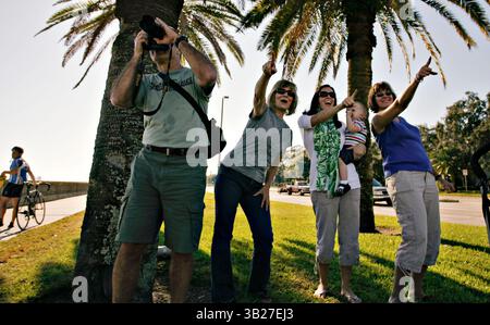 DANIEL WALLACE | Times. TP 314804 WALL Shuttle 1 (11/16/2009 Tampa) im Schatten in der Nähe des Bayshore Boulevard, Rick Parker, (CQ) links, Susan Huppert, Jessica Thomas, Samantha Thomas und Karen Deauseault reagieren, als das Space Shuttle Atlantis am Montagnachmittag um 14:28 Uhr abhebt. Zufällig feierte Samantha Thomas, gehalten von ihrer Mutter Jessica, am Montag ihren ersten Geburtstag - geboren um 14:29 Uhr - zufällig ungefähr in dem Moment, in dem das Shuttle am fernen Horizont in Sicht kam. Atlantis ist auf einer 11-tägigen Mission zur Internationalen Raumstation. (DANIEL WALLACE, Times) (Credi Stockfoto