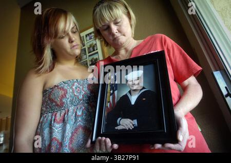 Petty Officer 3rd Class James R. Layton, Navy Corpsman, gehörte zu vier Amerikanern, die am Dienstag in einem Hinterhalt in einem rauen Teil Afghanistans getötet wurden. Laytons Mutter Nikki Freitas hält ein Militärfoto ihres Sohnes neben der Stiefschwester Andrea Freitas. September 2009. (Kreditbild: © Modesto Bee/ZUMA Press) Stockfoto