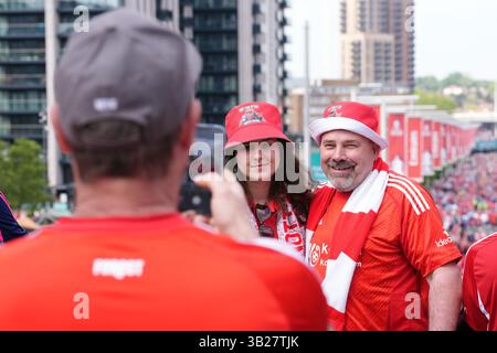 Nottingham Forest Fans auf Wembley Way vor dem Halbfinalspiel des Emirates FA Cup im Wembley Stadium, London. Bilddatum: Sonntag, 27. April 2025. Stockfoto