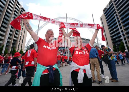 Nottingham Forest Fans auf Wembley Way vor dem Halbfinalspiel des Emirates FA Cup im Wembley Stadium, London. Bilddatum: Sonntag, 27. April 2025. Stockfoto