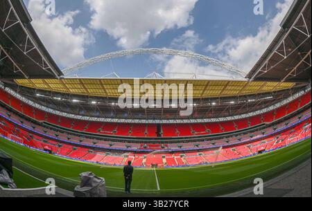 Wembley Stadium, London, Großbritannien. April 2025. FA Cup Halbfinale Fußball, Nottingham Forest gegen Manchester City; Wembley Stadium mit Spielfeld im Vordergrund Credit: Action Plus Sports/Alamy Live News Stockfoto