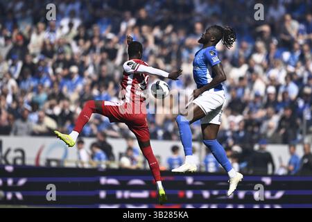 Genk, Belgien. April 2025. Der Antwerpener Mahamadou Doumbia und Genks Tolu Toluwalase Arokodare kämpfen um den Ball während eines Fußballspiels zwischen KRC Genk und Royal Antwerp FC am Sonntag, den 27. April 2025 in Genk, am 6. Tag (von 10) der Champions' Play-offs der ersten Liga der „Jupiler Pro League“ 2024-2025 der belgischen Meisterschaft. BELGA FOTO JOHAN EYCKENS Credit: Belga News Agency/Alamy Live News Stockfoto