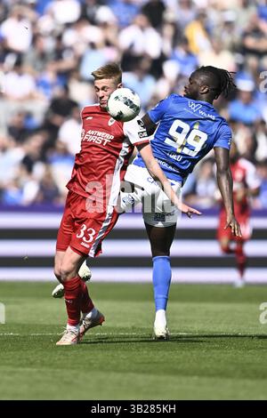 Genk, Belgien. April 2025. Der Antwerpener Zeno Van den Bosch und Genks Tolu Toluwalase Arokodare kämpfen um den Ball während eines Fußballspiels zwischen KRC Genk und Royal Antwerp FC am Sonntag, den 27. April 2025 in Genk, am 6. (Von 10) Tag der Champions-Play-offs der ersten Liga der „Jupiler Pro League“ 2024-2025 in der belgischen Meisterschaft. BELGA FOTO JOHAN EYCKENS Credit: Belga News Agency/Alamy Live News Stockfoto
