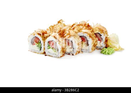 Sushi-Brötchen mit Katsuobushi-Flocken, gefüllt mit Thunfisch, Gemüse und Frischkäse, serviert mit Wasabi und Ingwer Stockfoto