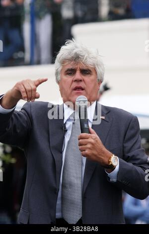 16. August 2009 - Pebble Beach, Kalifornien, USA - JAY LENO versteigerte die Bomberjacke von Gouverneur Arnold Schwarzenegger für wohltätige Zwecke für ein Gebot von 30.000 US-Dollar während des 59. Pebble Beach Concours d'Elegance, bekannt als die renommierteste Automobilausstellung der Welt. Die Veranstaltung fand auf dem 18. Fairway der Pebble Beach Golf Link statt, wobei der Rand des Pazifischen Ozeans als Hintergrund diente. (Bild: © Dane Andrew/ZUMA Press) Stockfoto