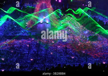 Dezember 2009 – Tokio, Japan – Weihnachtsbeleuchtung und Beleuchtung werden im „Blauen Ozean“ von Caretta Shiodome in Tokio ausgestellt. CA. 300.000 LED-Lampen werden verwendet, um eine Unterwasseratmosphäre zu schaffen. (Bild: © Hitoshi Yamada/ZUMA Press) Stockfoto