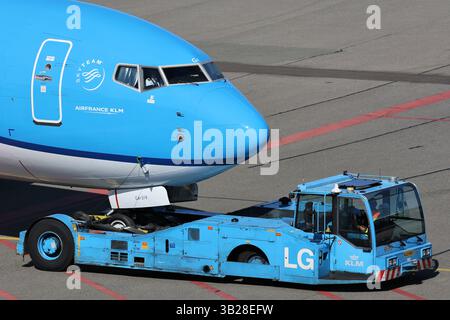 Niederländische KLM Boeing 737 auf Pushback am Flughafen Amsterdam Schiphol Stockfoto