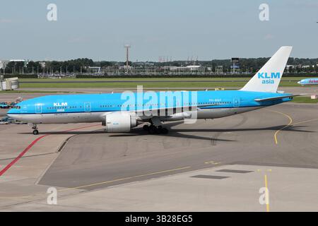 KLM asia Boeing 777-200 mit Registrierung PH-BQF am Flughafen Amsterdam Schiphol Stockfoto