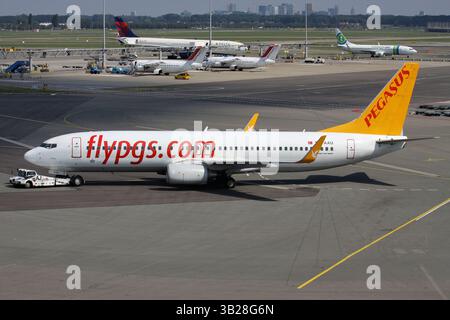 Türkische Pegasus Boeing 737-800 mit Registrierung TC-AAU auf Pushback am Flughafen Amsterdam Schiphol Stockfoto