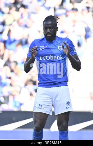 Genks Tolu Toluwalase Arokodare scheint während eines Fußballspiels zwischen KRC Genk und Royal Antwerp FC am Sonntag, den 27. April 2025 in Genk, am 6. Tag (von 10) der Play-offs der Champions der ersten Liga der „Jupiler Pro League“ 2024-2025 in der belgischen Meisterschaft niedergeschlagen zu sein. BELGA FOTO JOHAN EYCKENS Stockfoto